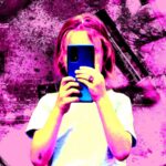 ilustração de criança branca segurando um celular com olhos ao fundo