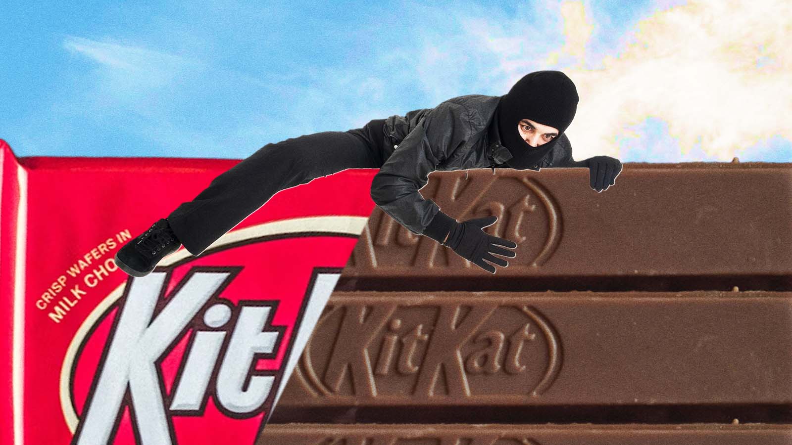 Pessoa vestida de preto, com rosto parcialmente coberto, aparece deitada sobre uma barra gigante de chocolate KitKat, como se tentasse agarrá-la ou roubá-la. Ao fundo, parte do logotipo da marca aparece em destaque sobre um céu azul claro.