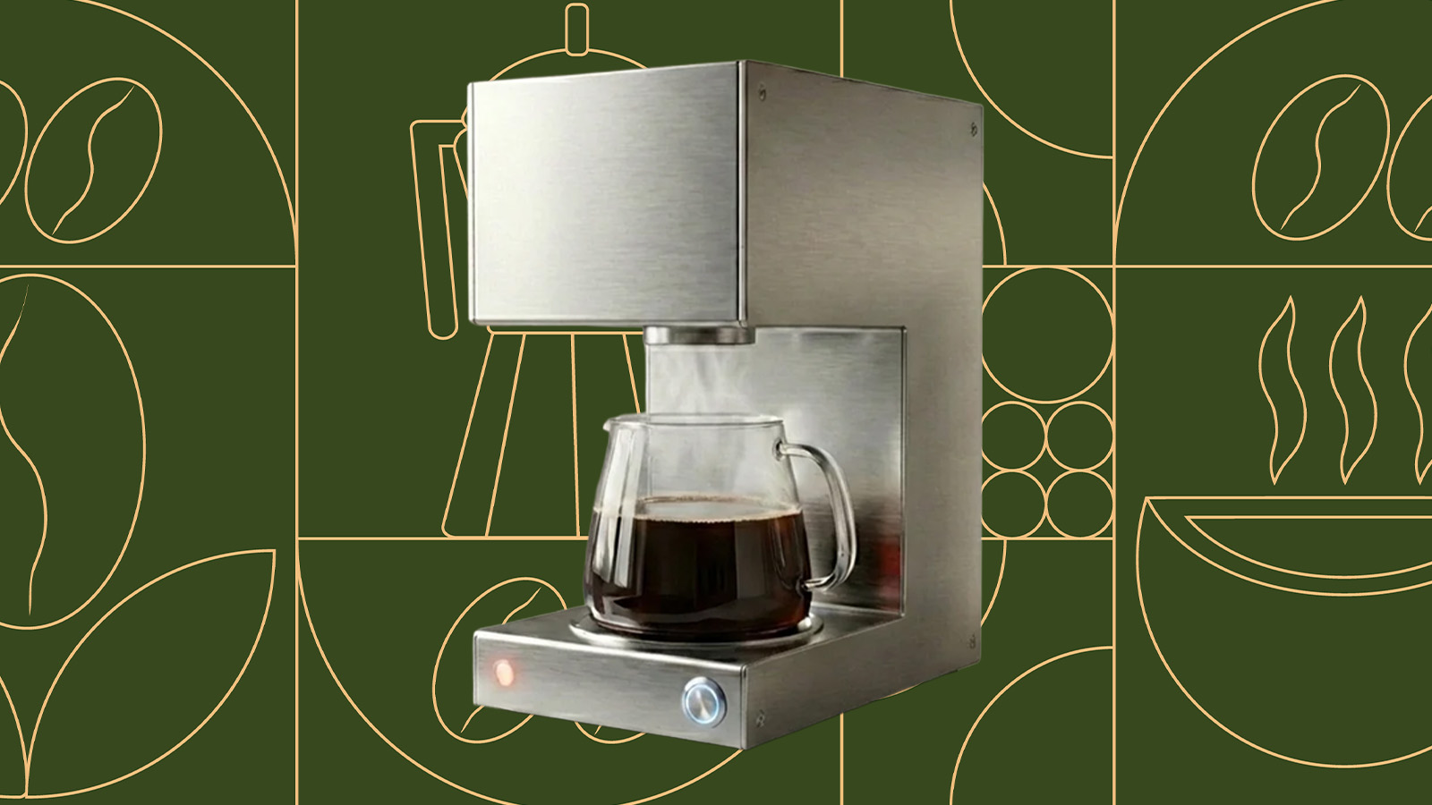 Cafeteira elétrica de aço inox aparece em destaque com uma jarra de vidro parcialmente cheia de café sobre a base. Ao fundo, um painel verde com linhas geométricas em traço fino reforça o visual moderno e minimalista da imagem.
