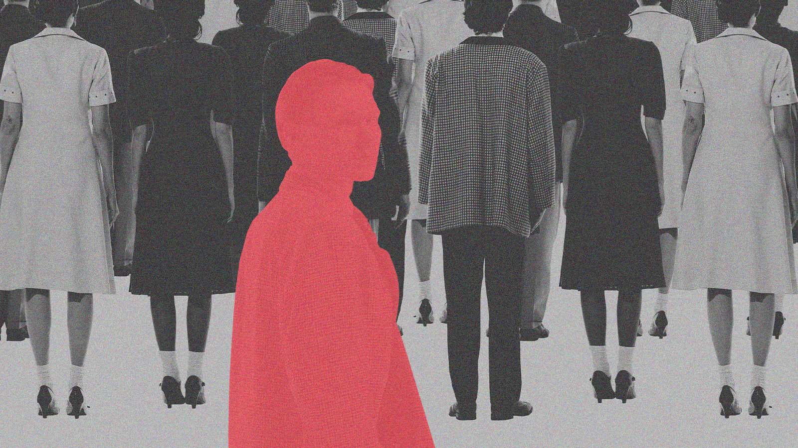 Silhueta vermelha de uma pessoa em perfil no primeiro plano, contrastando com um grupo de pessoas em preto e branco caminhando ao fundo, sugerindo destaque ou sensação de deslocamento em meio à multidão.