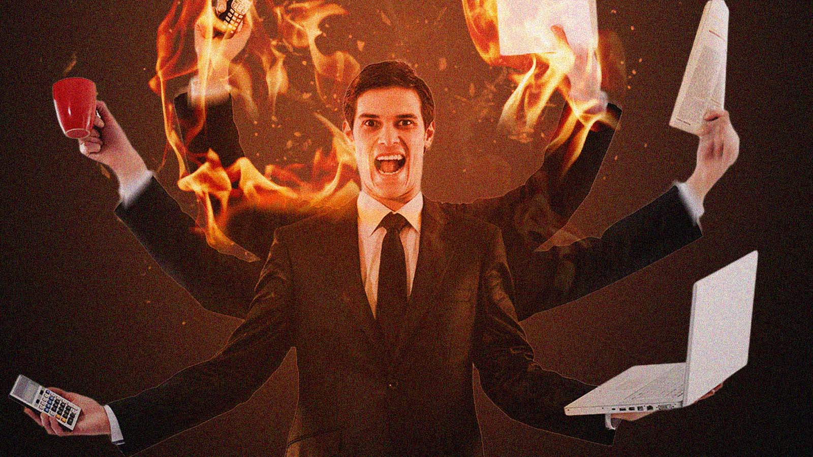 Montagem fotográfica em tons quentes e terrosos de um profissional em traje formal, com expressão de estresse e euforia, cercado por seis braços que se estendem em múltiplas direções. Ele segura simultaneamente um café, uma calculadora, papéis e um laptop, enquanto chamas estilizam o fundo, simbolizando o caos produtivo e a sobrecarga de demandas. A imagem ilustra visualmente a sensação de urgência e a pressão por multitarefa em um ambiente de trabalho instável.