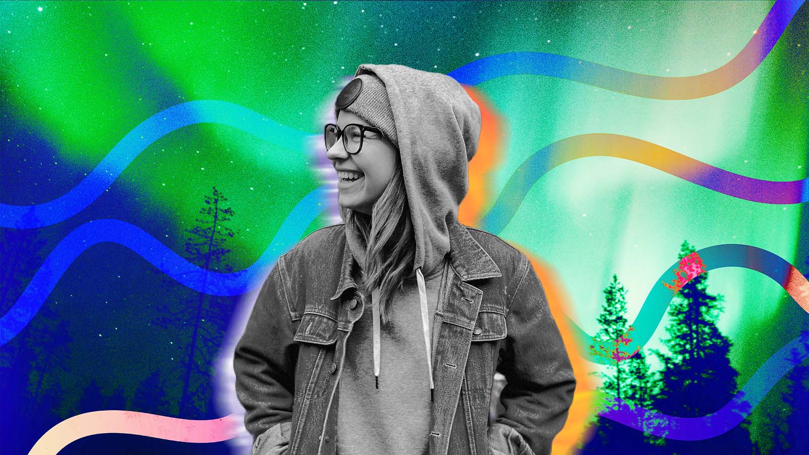 Pessoa sorridente usando óculos, gorro e moletom com capuz sob uma jaqueta jeans, olhando para o lado. A figura está em preto e branco, recortada sobre um fundo colorido com degradês em verde, azul e roxo, linhas onduladas e silhuetas de árvores, criando um visual artístico e vibrante.