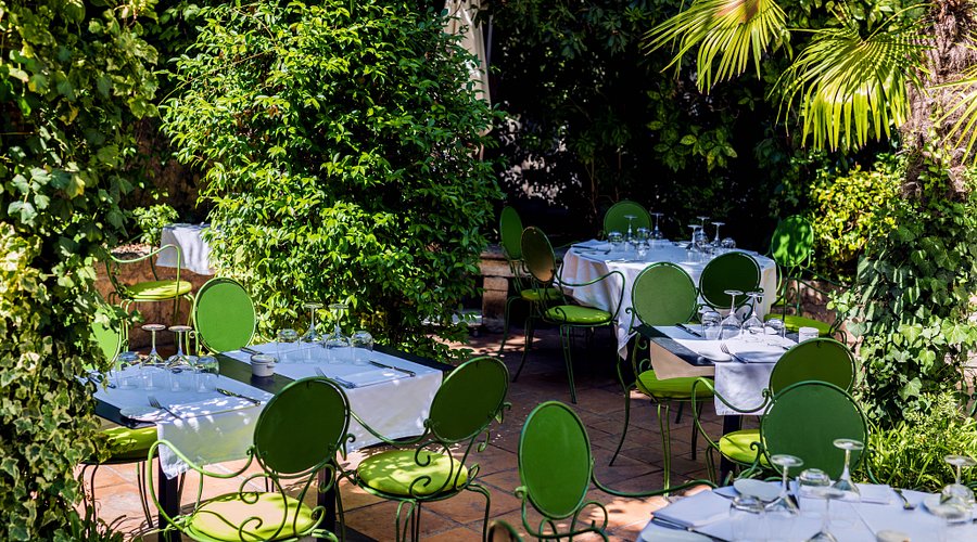 Le Petit Jardin, em Montpellier, Fran&ccedil;a, restaurante que pro&iacute;be celulares &agrave; mesa