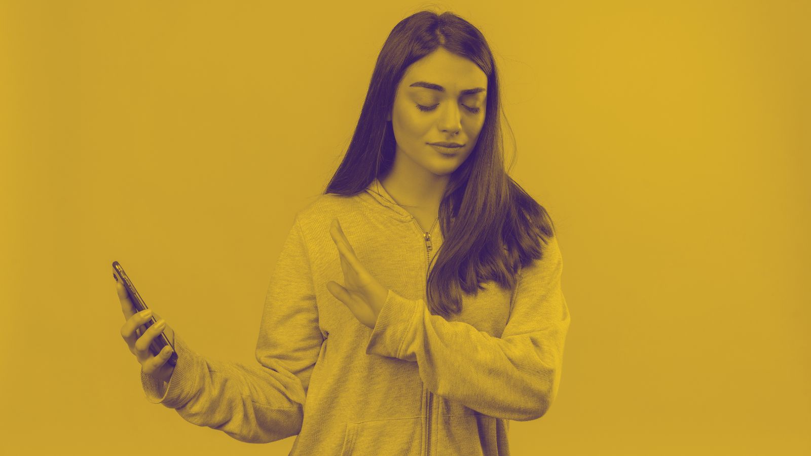 Jovem recusando celular