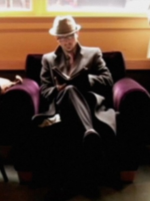 poltrona roxa da Starbucks