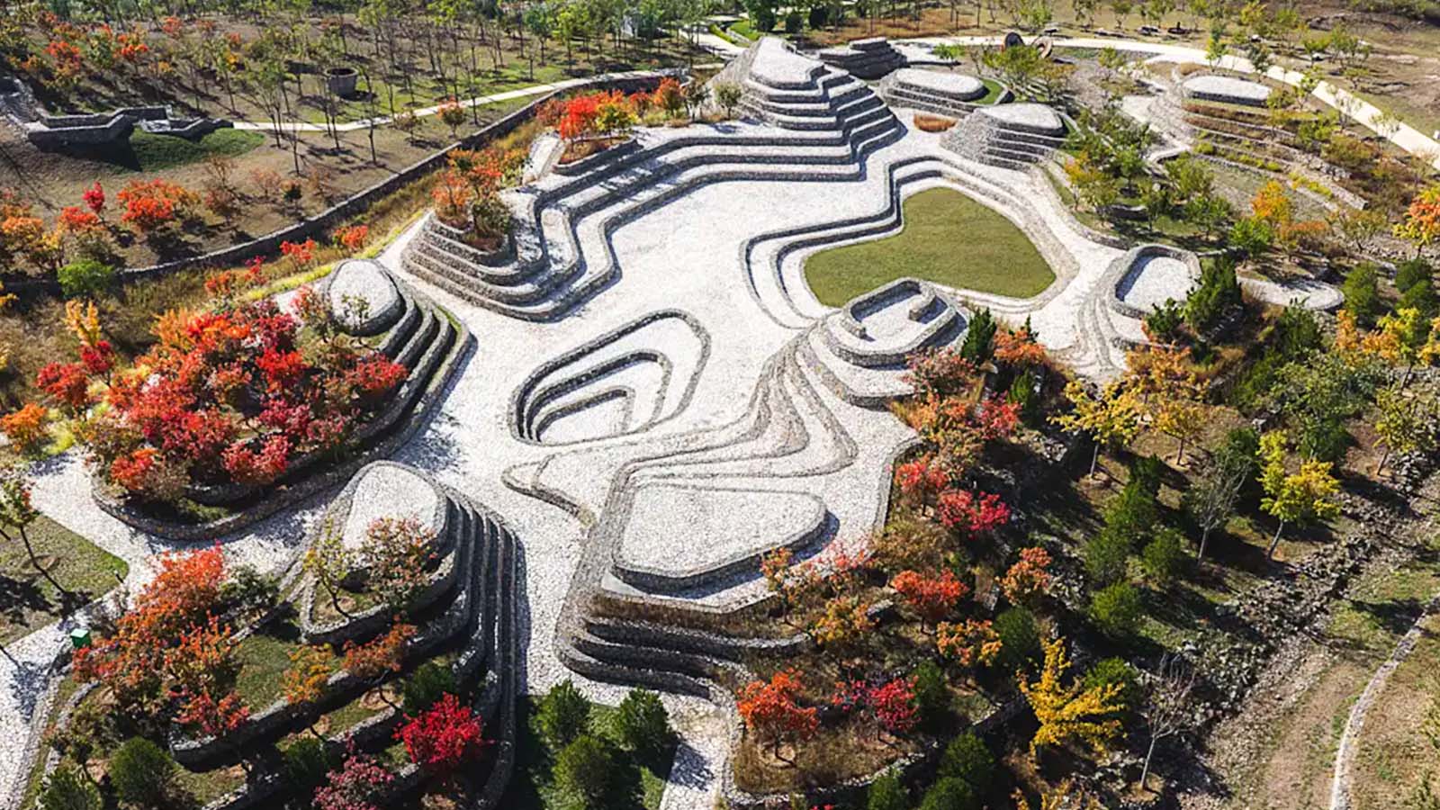 antiga pedreira transformada em parque na cidade de Pequim, na China