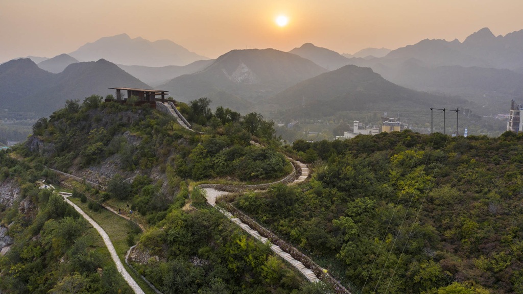 antiga pedreira transformada em parque na cidade de Pequim, na China