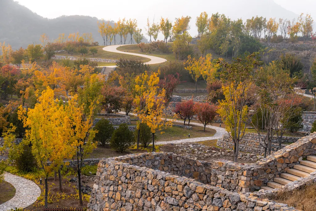antiga pedreira transformada em parque na cidade de Pequim, na China