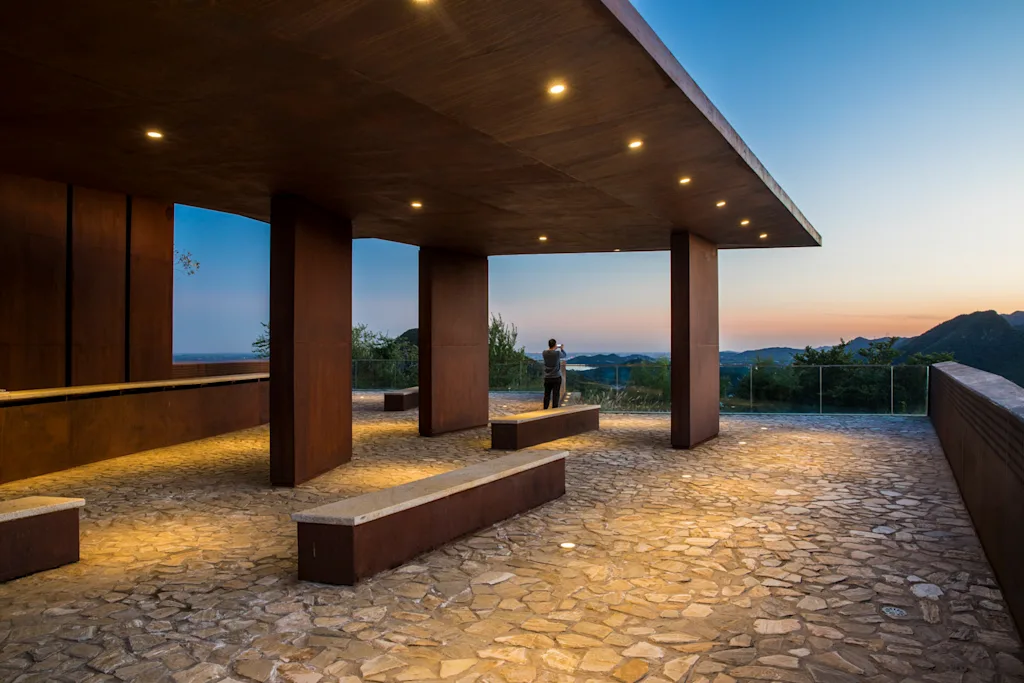 antiga pedreira transformada em parque na cidade de Pequim, na China