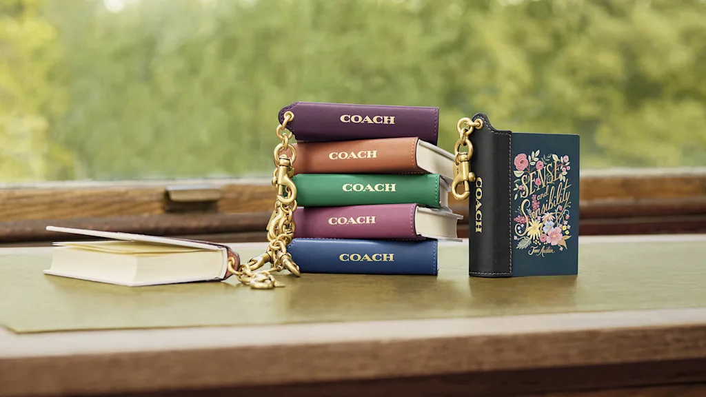 livros em formato de chaveiro da Penguin Random House/ Coach