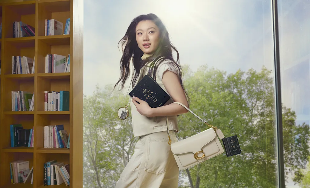 Shan Yichun mostra livros em formato de chaveiro da Penguin Random House/ Coach
