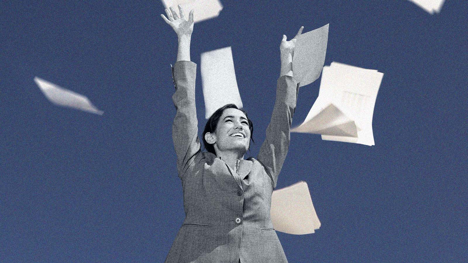 funcionária pede demissão e joga papéis para o alto