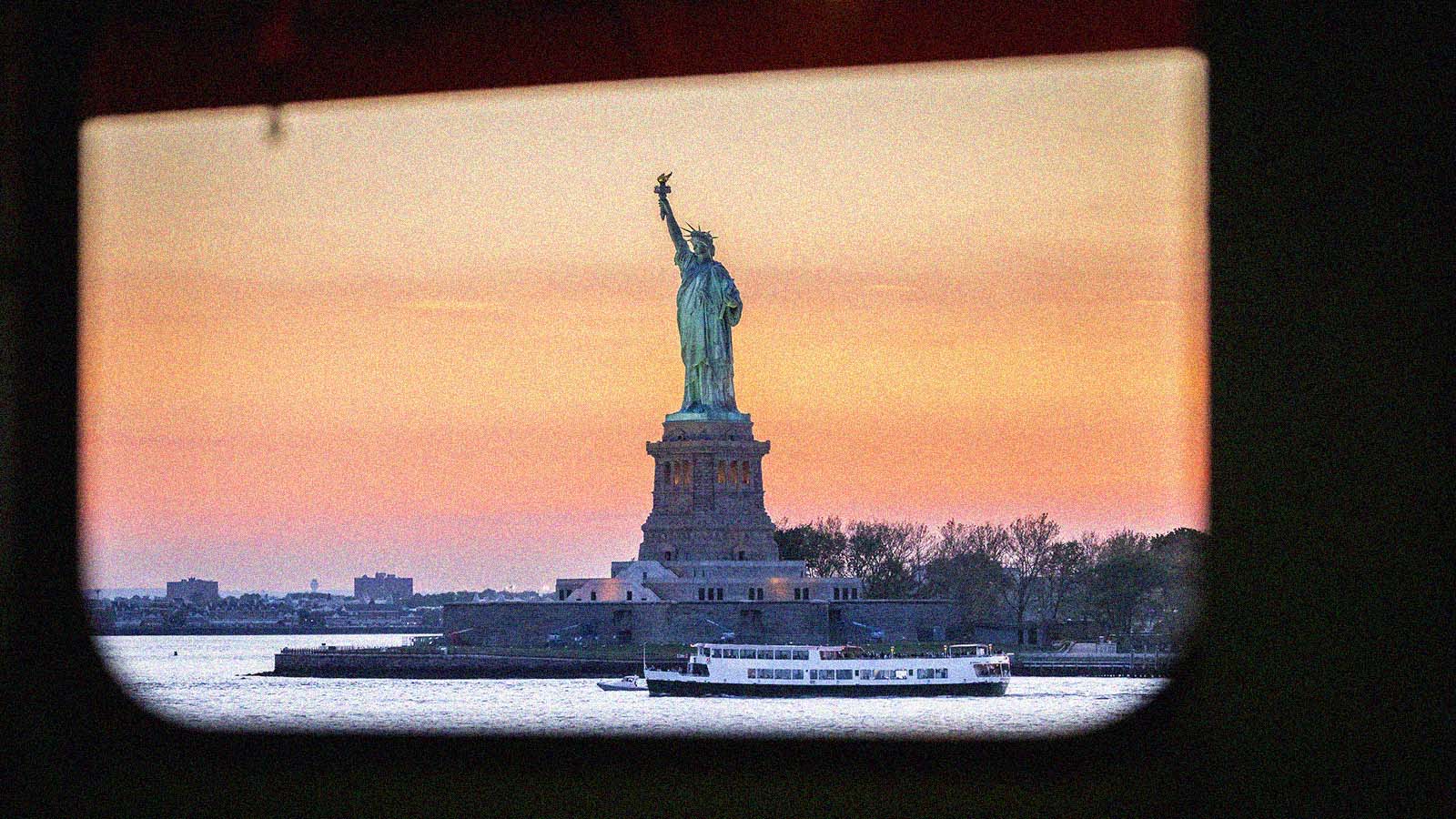Estátua da Liberdade, em Nova York, vista do mar