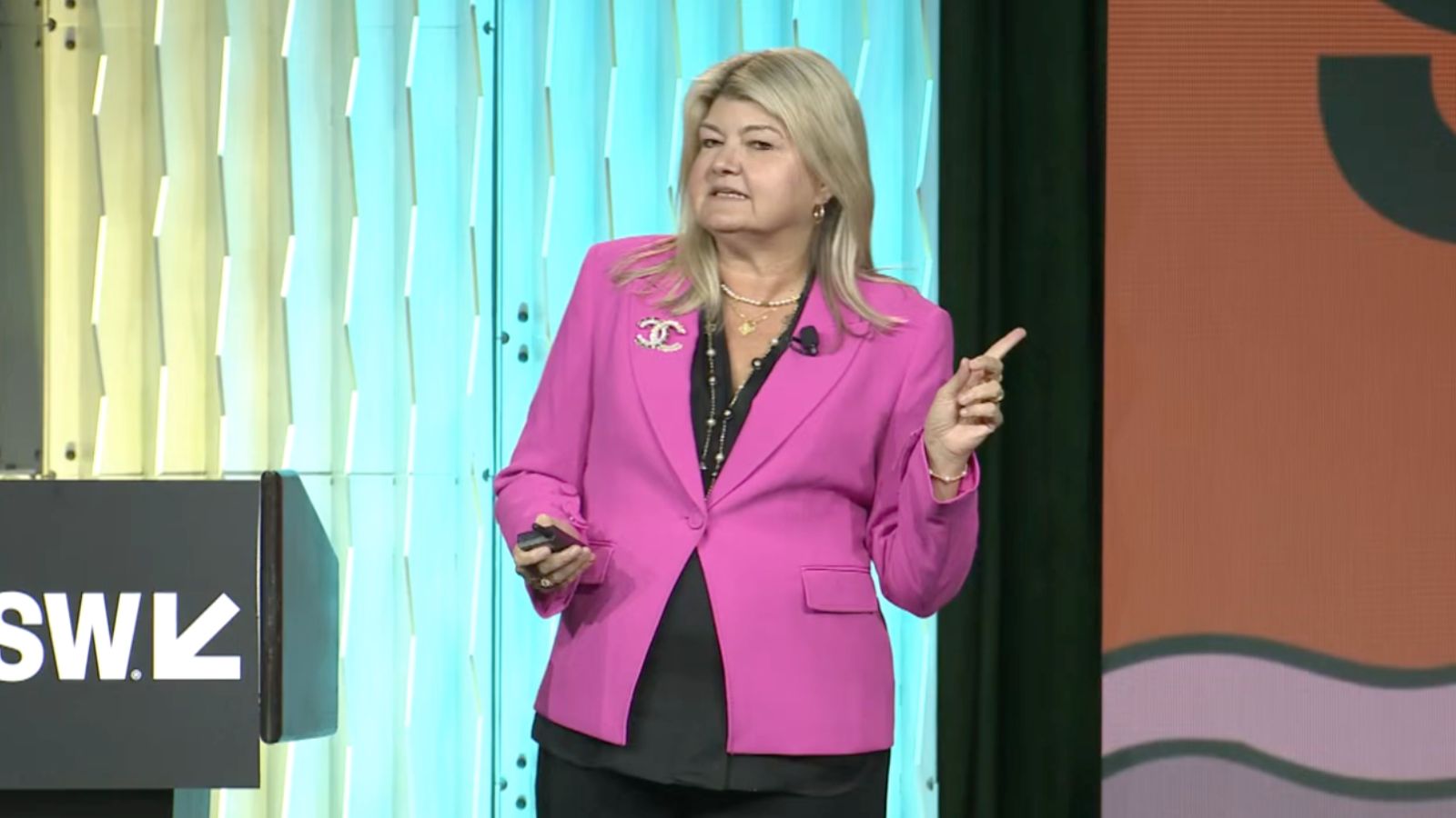 Sandy Carter durante palestra no SXSW 2026, onde apresentou os principais desafios e caminhos para o uso da IA nas empresas