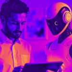 Homem concentrado usando um tablet ao lado de um robô humanoide, em um ambiente interno com iluminação em tons vibrantes de roxo e rosa, representando a interação entre humanos e inteligência artificial no dia a dia.