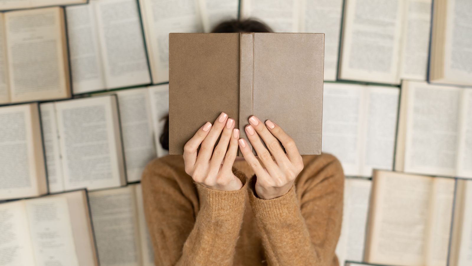 Mulher com livros no rosto