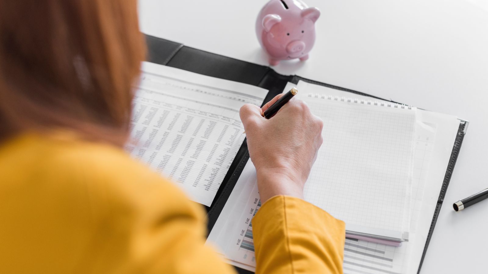 mulher jovem fazendo contas