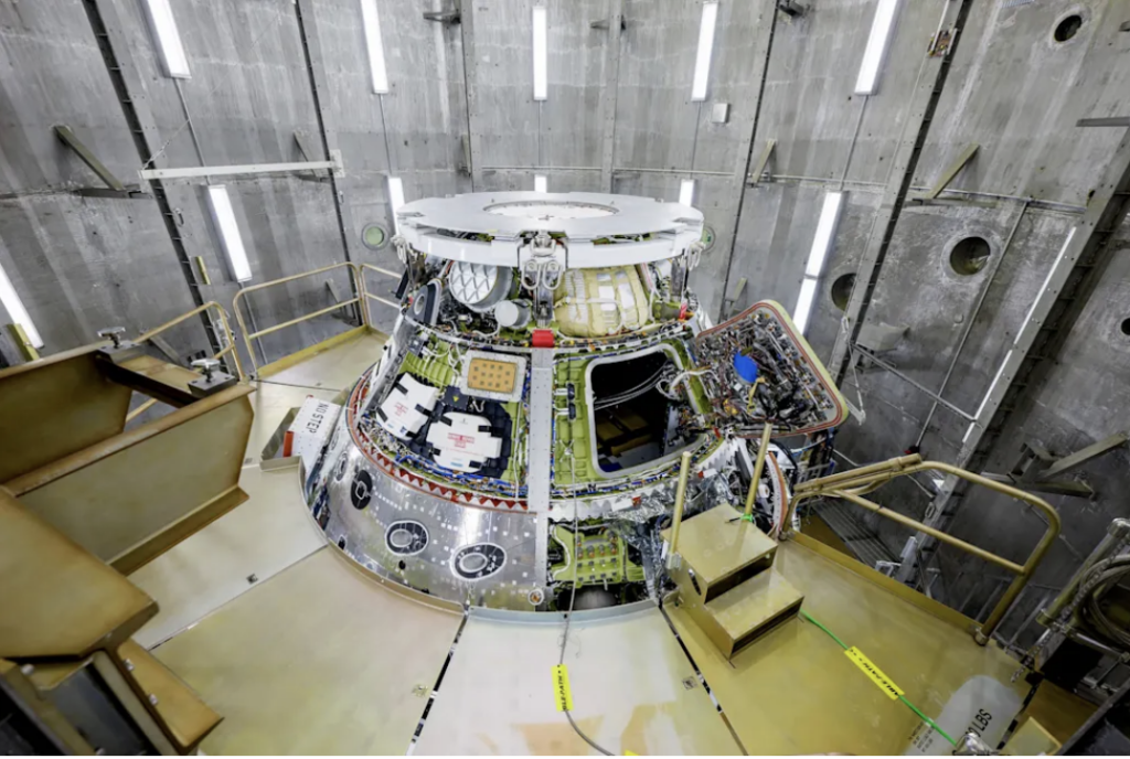 A espa&ccedil;onave Artemis II Orion &eacute; retirada da c&eacute;lula de montagem final e testes de sistemas e colocada na c&acirc;mara de altitude oeste, dentro do Edif&iacute;cio de Opera&ccedil;&otilde;es e Verifica&ccedil;&atilde;o do Centro Espacial Kennedy da NASA, na Fl&oacute;rida, em 28 de junho de 2024. Dentro da c&acirc;mara de altitude, a espa&ccedil;onave passou por uma s&eacute;rie de testes que simulavam as condi&ccedil;&otilde;es de v&aacute;cuo do espa&ccedil;o profundo.