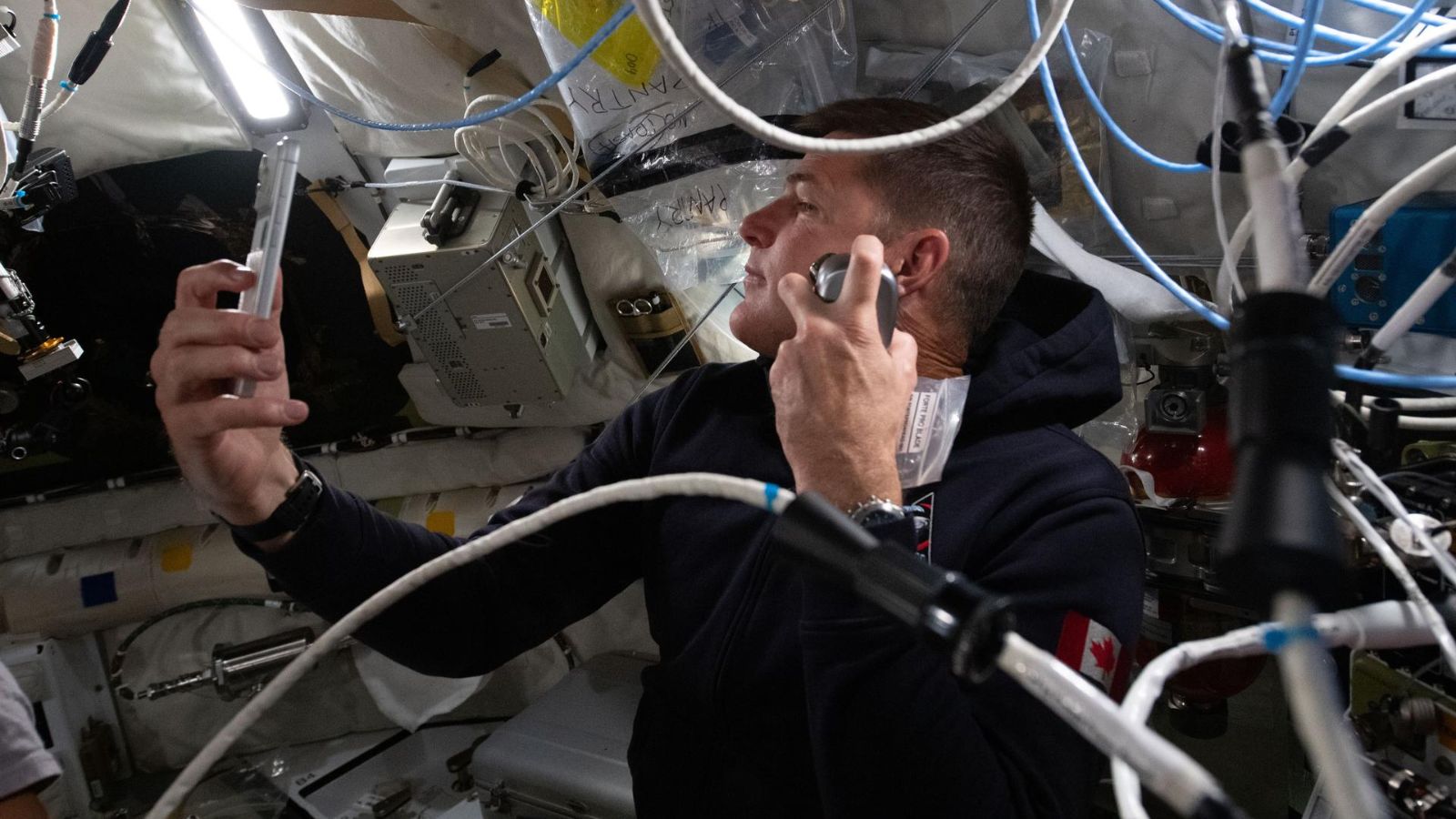 O especialista da missão Artemis II e astronauta da CSA (Agência Espacial Canadense), Jeremy Hansen, aproveita para fazer a barba dentro da espaçonave Orion durante o 5º dia de voo, antes da passagem da tripulação pela Lua em 6 de abril de 2026.
