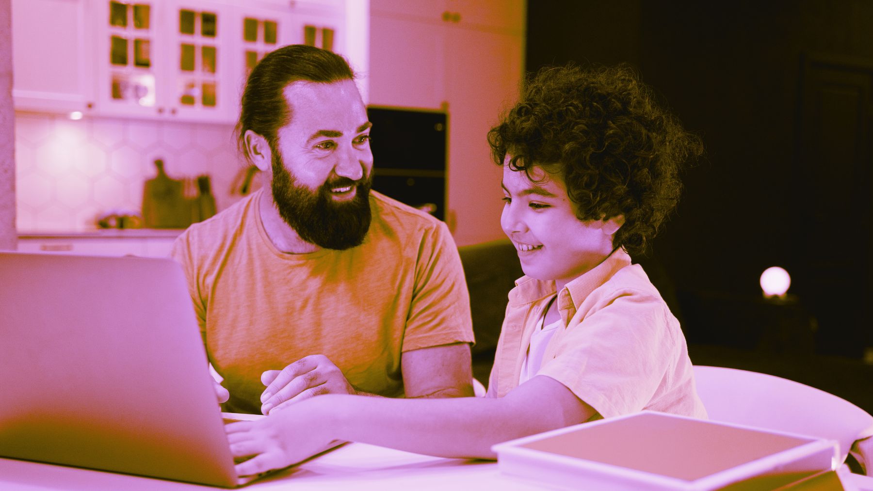 Pai e filho usando o notebook