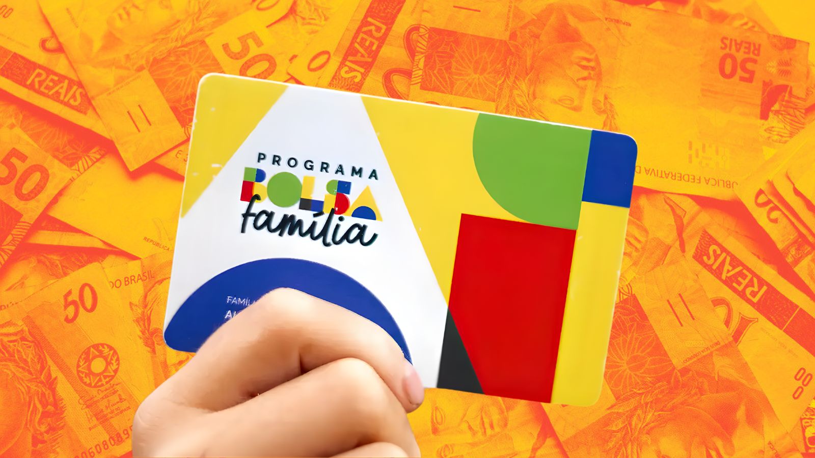 Cartão do programa Bolsa Família sendo segurado por uma mão, com notas de dinheiro ao fundo em tons de amarelo e laranja