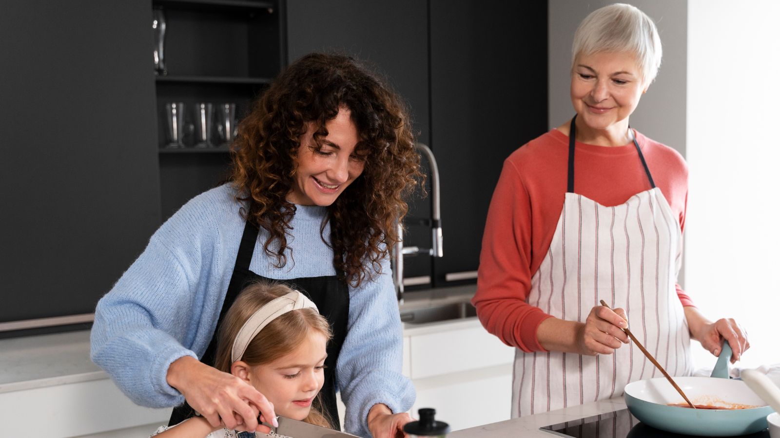 Gerações de mulheres cozinhando juntas