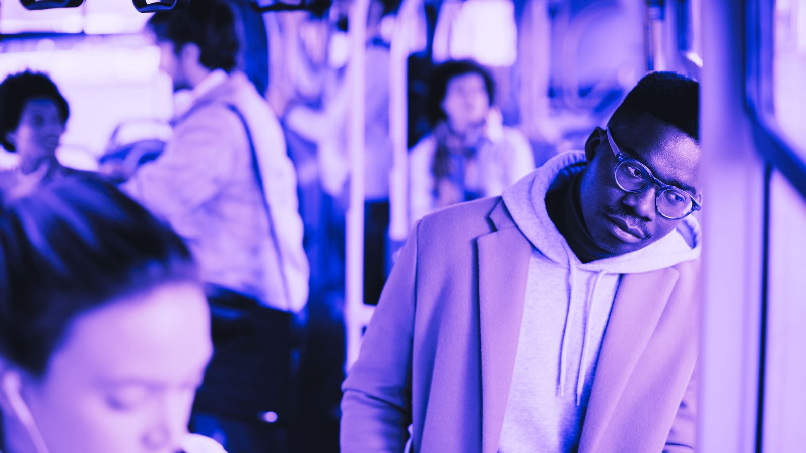 home no onibus indo trabalhar