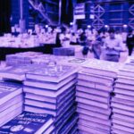 Pilha de livros em uma feira de livros