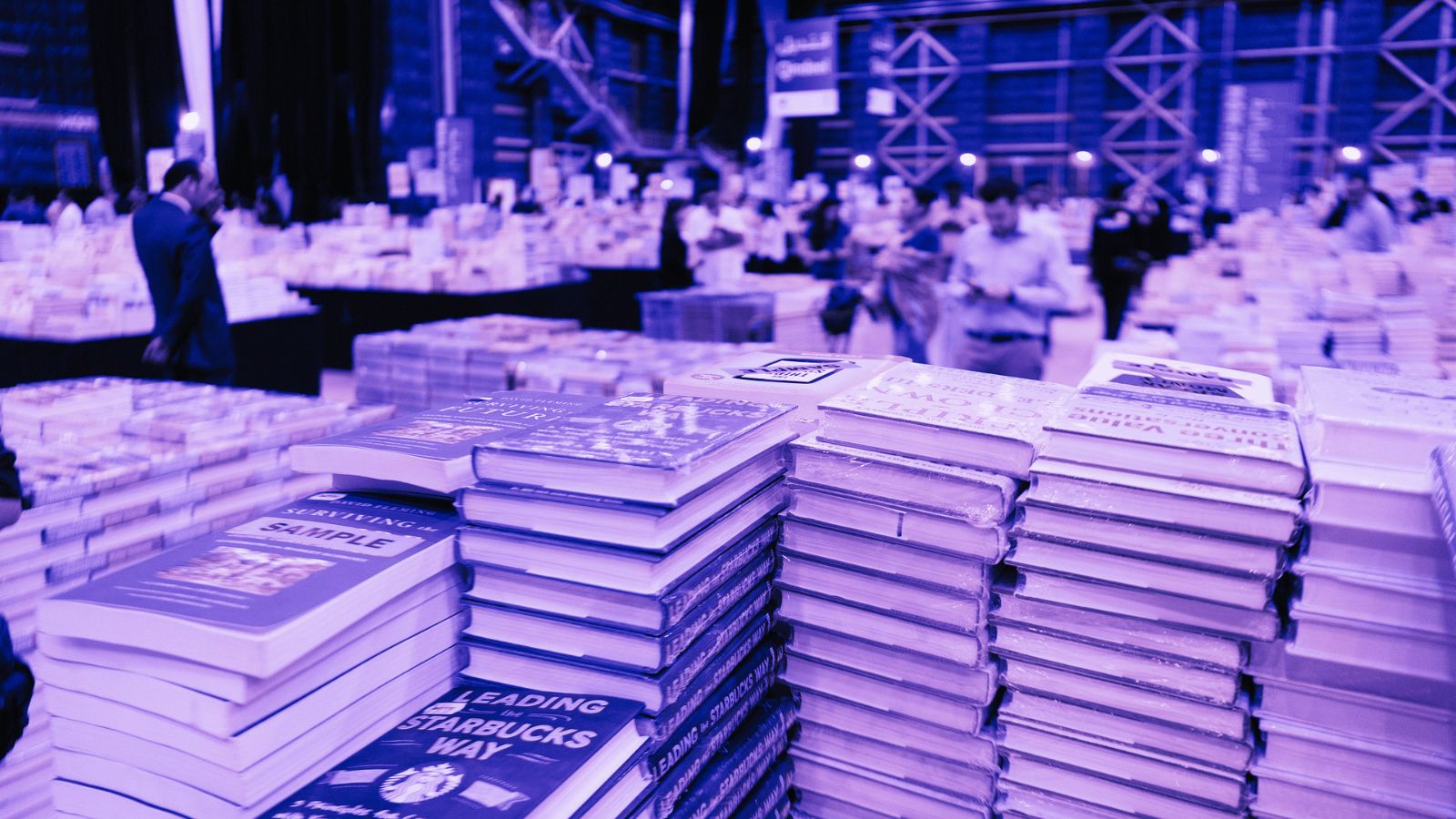 Pilha de livros em uma feira de livros