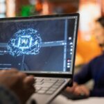 Notebook na tela um cérebro de IA