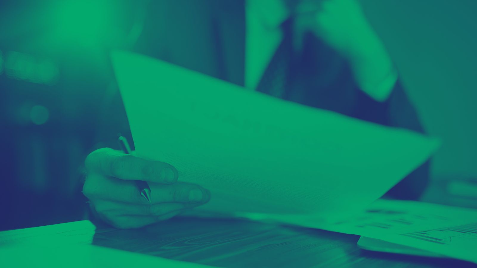 mão segurando papel