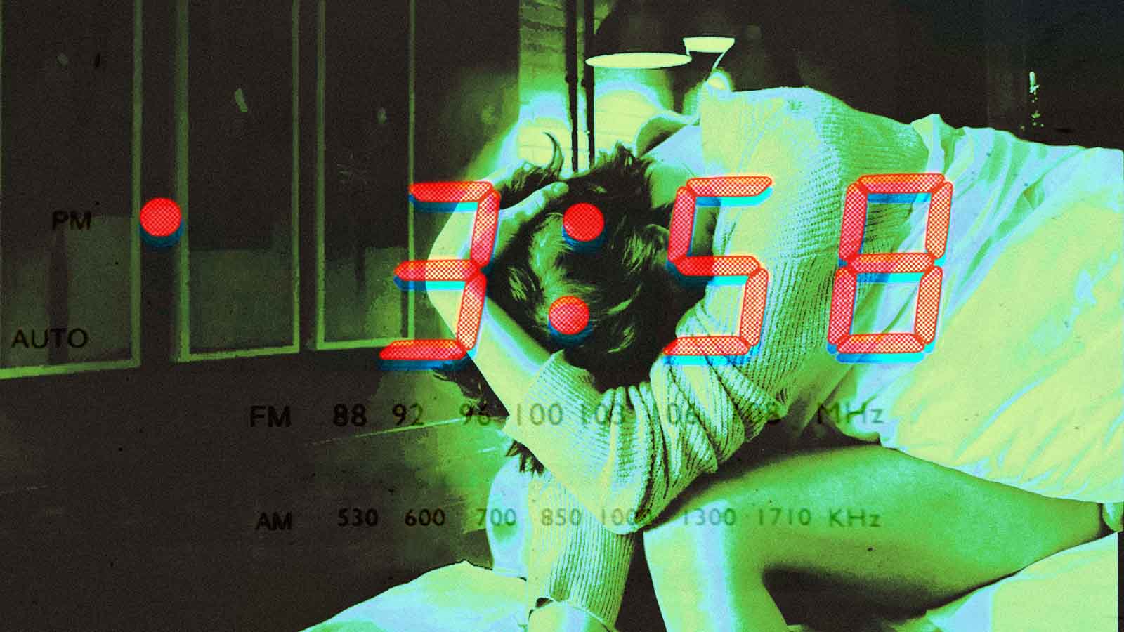 A imagem mostra uma pessoa sentada na cama durante a madrugada, com a cabeça apoiada nas mãos, enquanto o horário 3:58 aparece em destaque como num relógio digital. O ambiente escuro e esverdeado reforça sensação de cansaço e inquietação. A composição sugere temas como insônia, ansiedade noturna, despertar no meio da noite, estresse ou dificuldade para voltar a dormir. Também transmite a ideia de mente acelerada nas horas em que o corpo deveria descansar.