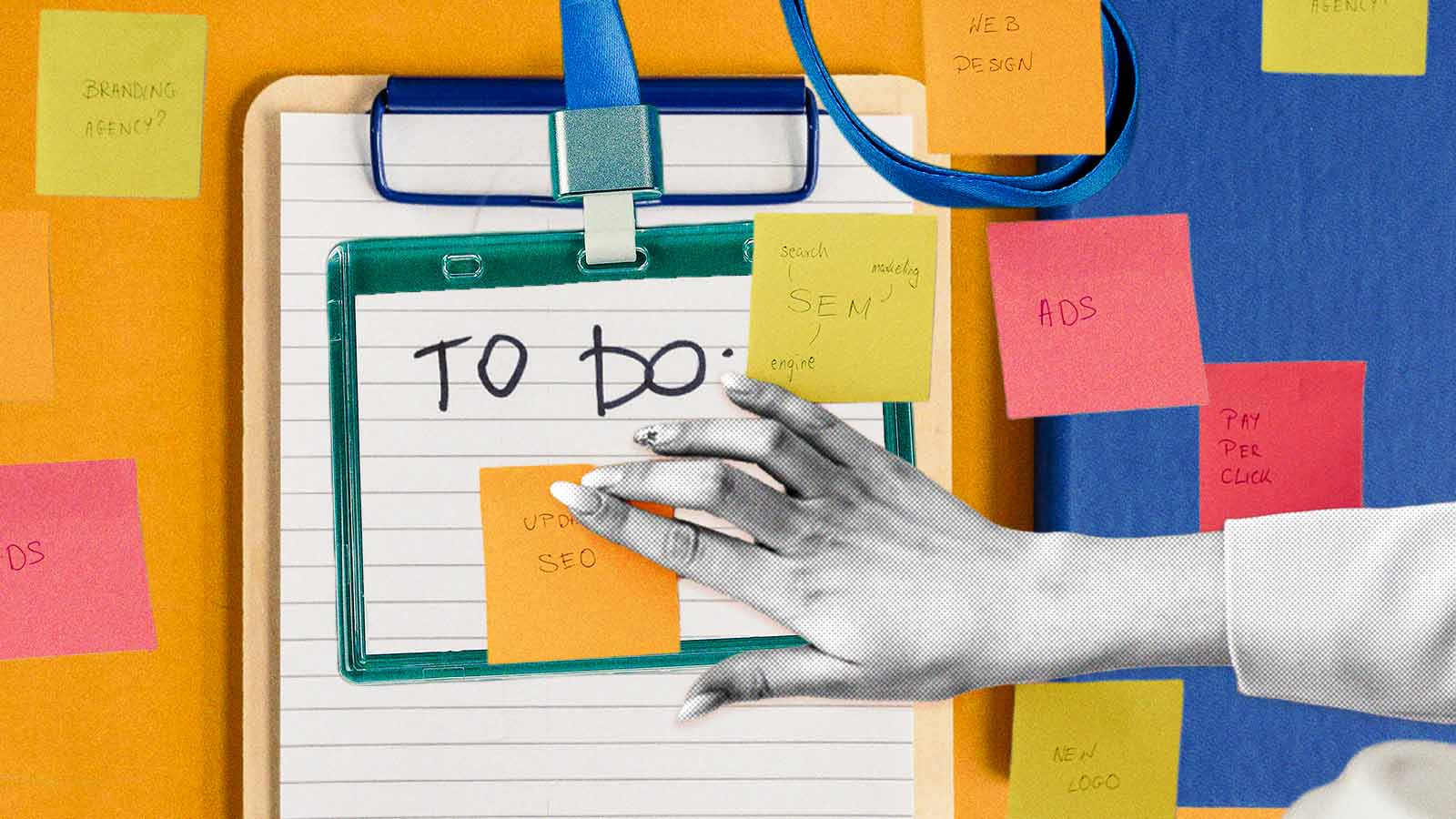 A imagem mostra um crachá com um “TO DO” no centro, cercado por post-its com termos de marketing (SEO, SEM, ads, pay per click, branding, web design). Uma mão está reorganizando as tarefas.