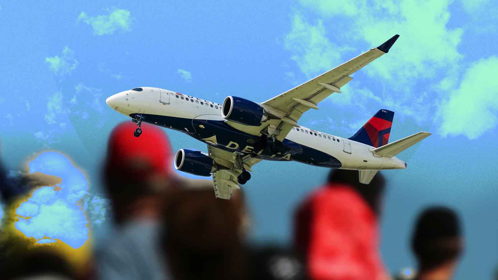 Avião comercial da Delta em voo baixo, com trem de pouso aberto, visto contra um céu azul com nuvens leves. No primeiro plano, pessoas desfocadas observam a aeronave, sugerindo proximidade de uma área de pouso ou de observação.
