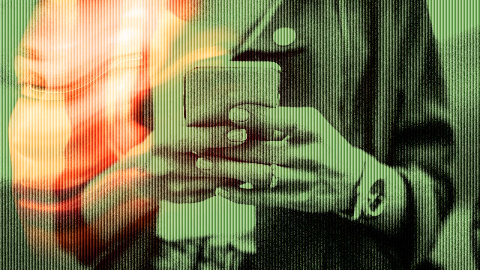 Close nas mãos de uma pessoa segurando um smartphone, com leve efeito esverdeado e textura de imagem ampliada. Um ícone de marca de verificação aparece no canto superior direito da imagem.