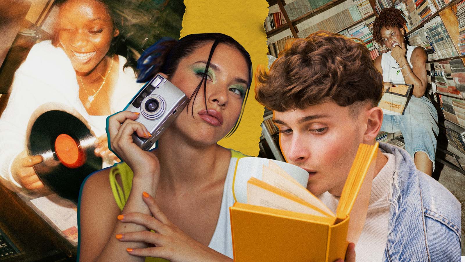 Duas pessoas posam juntas em um retrato estilizado: uma segura uma câmera compacta junto ao rosto, enquanto a outra lê um livro amarelo. A imagem tem fundo vibrante e um ícone de marca de verificação no canto superior direito.