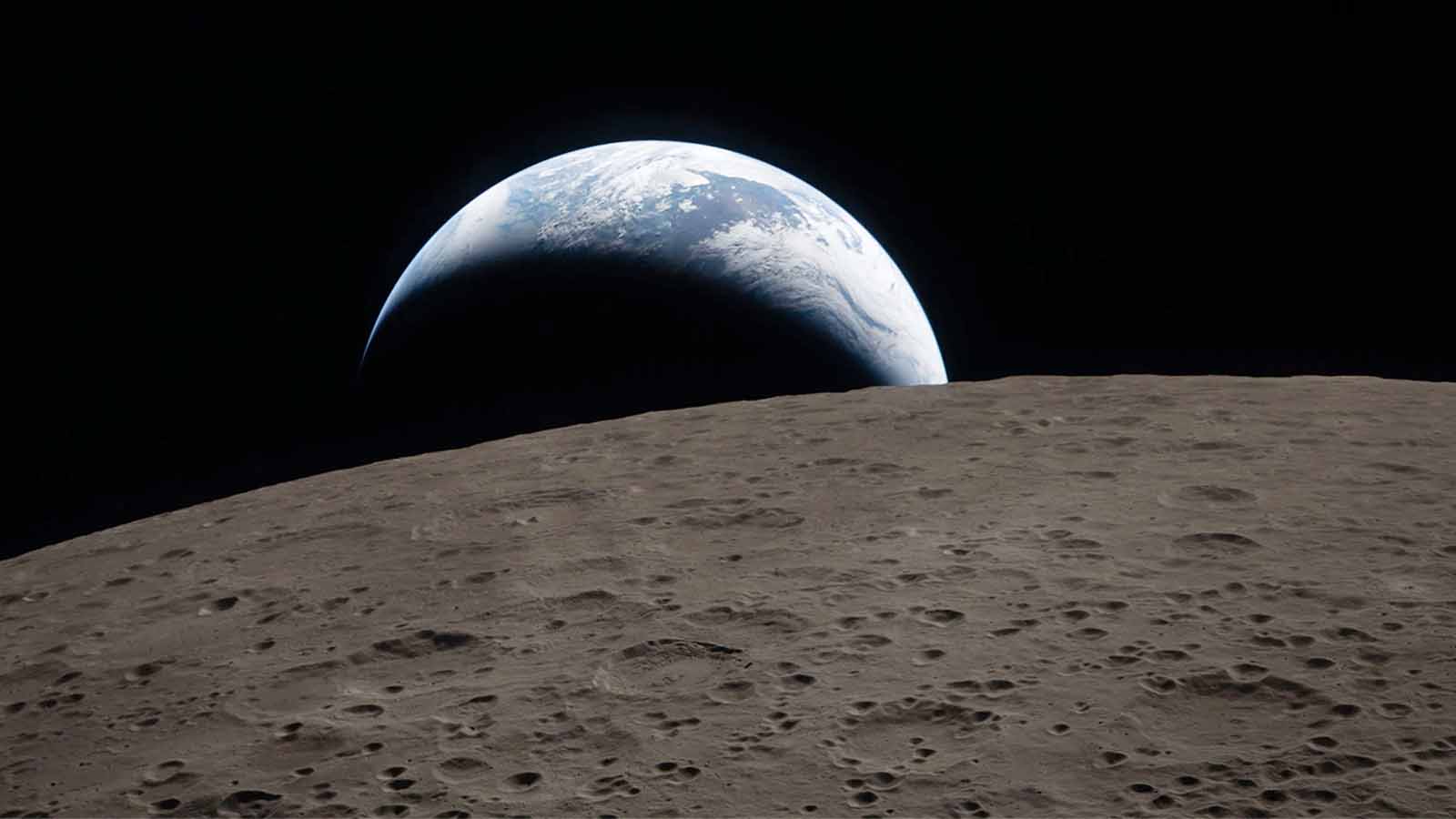 Foto da Lua em primeiro plano e a Terra em segundo plano