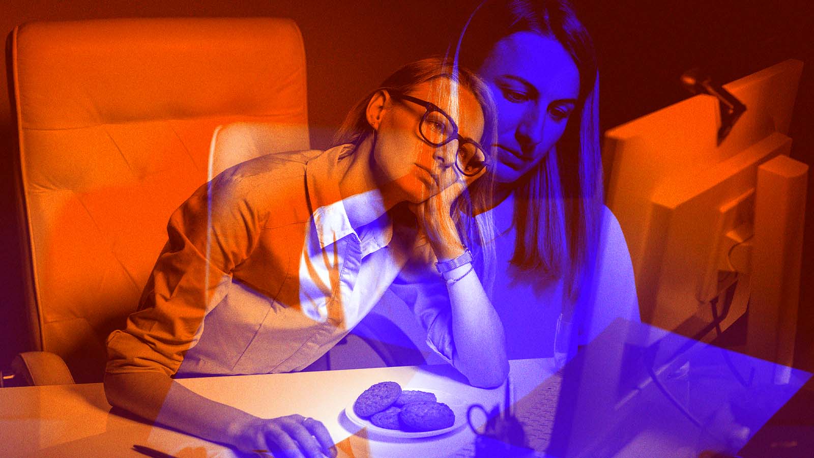 Mulher sentada diante de um computador apoia o rosto na mão, com expressão de cansaço ou desânimo. A imagem sobrepõe duas versões da mesma cena em tons intensos de laranja e azul, criando um efeito visual que sugere exaustão, sobrecarga ou estresse no trabalho.