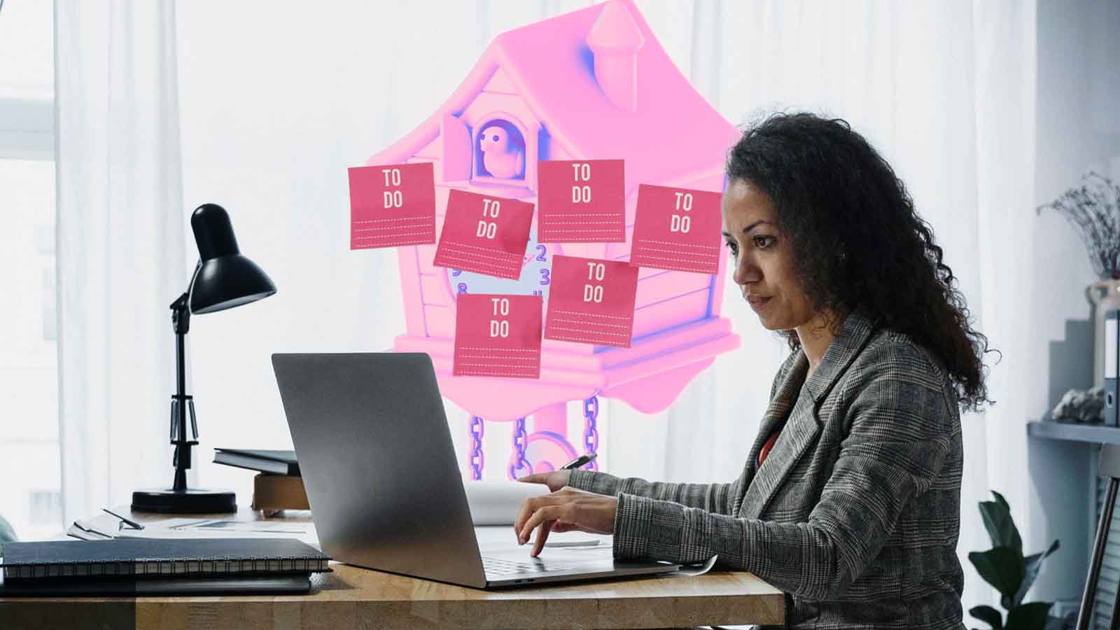 Mulher trabalha em um laptop em uma mesa de escritório, enquanto ao fundo aparece a ilustração de um relógio cuco rosa coberto por lembretes “to do”. A composição sugere gestão do tempo, produtividade e acúmulo de tarefas.