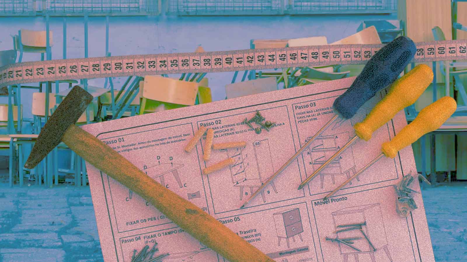 Ferramentas como martelo, chaves de fenda, parafusos e fita métrica aparecem sobre um manual de montagem de móvel. Ao fundo, uma sala de aula com cadeiras e mesas desfocadas cria uma associação visual entre montagem, trabalho manual e ambiente escolar.