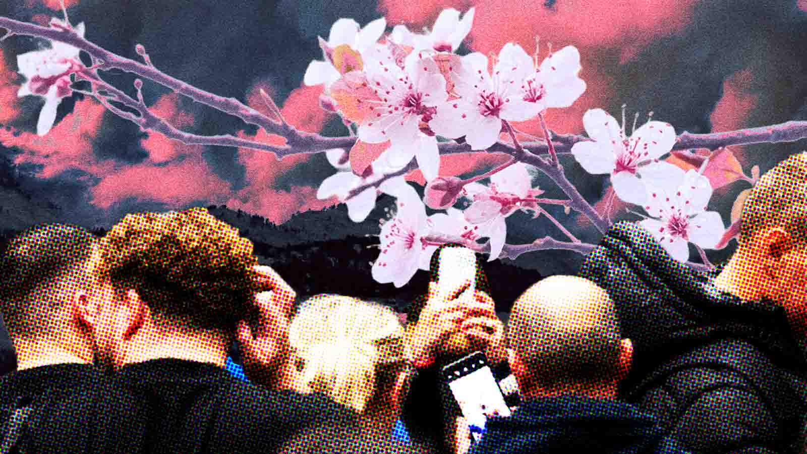 Pessoa segura um smartphone em meio a uma multidão desfocada, com efeito de granulação e cores saturadas. Na parte superior, uma faixa de flores e elementos gráficos contrasta com a cena urbana, sugerindo uso de tecnologia em ambientes sociais.