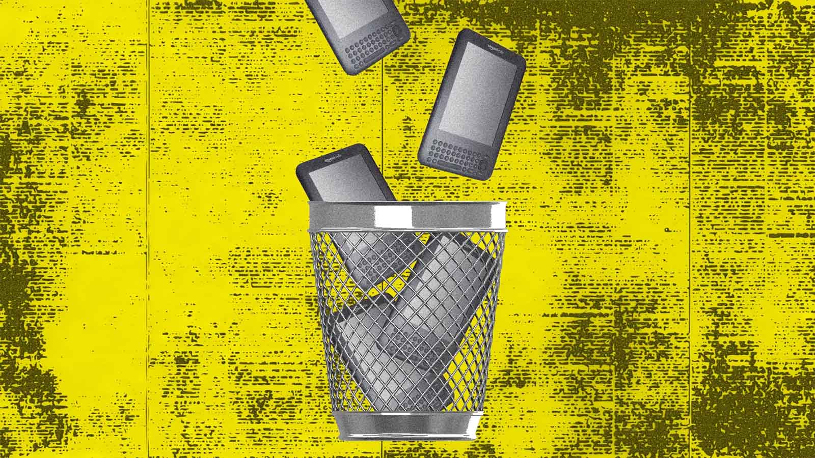 Lixeiro metálico recebe vários celulares descartados, com aparelhos caindo de cima. O fundo amarelo com textura desgastada reforça a ideia de descarte, obsolescência e consumo de tecnologia.