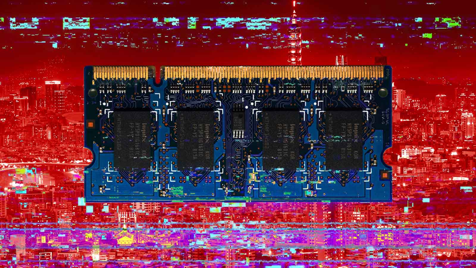 Módulo de memória RAM aparece em destaque sobre uma paisagem urbana noturna com efeito digital em tons intensos de vermelho, azul e rosa. A composição sugere tecnologia, processamento de dados e infraestrutura digital em escala urbana.