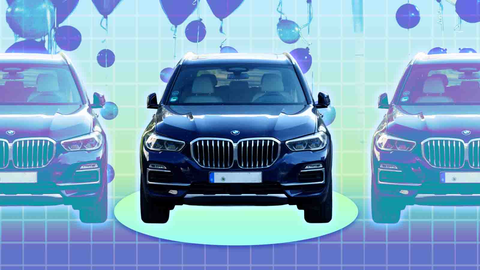 Três SUVs de luxo aparecem alinhados em composição promocional, com o veículo central em destaque sobre pedestal iluminado e balões ao fundo. A imagem remete a lançamento automotivo, celebração de vendas ou estratégia de reposicionamento de marca no mercado premium.