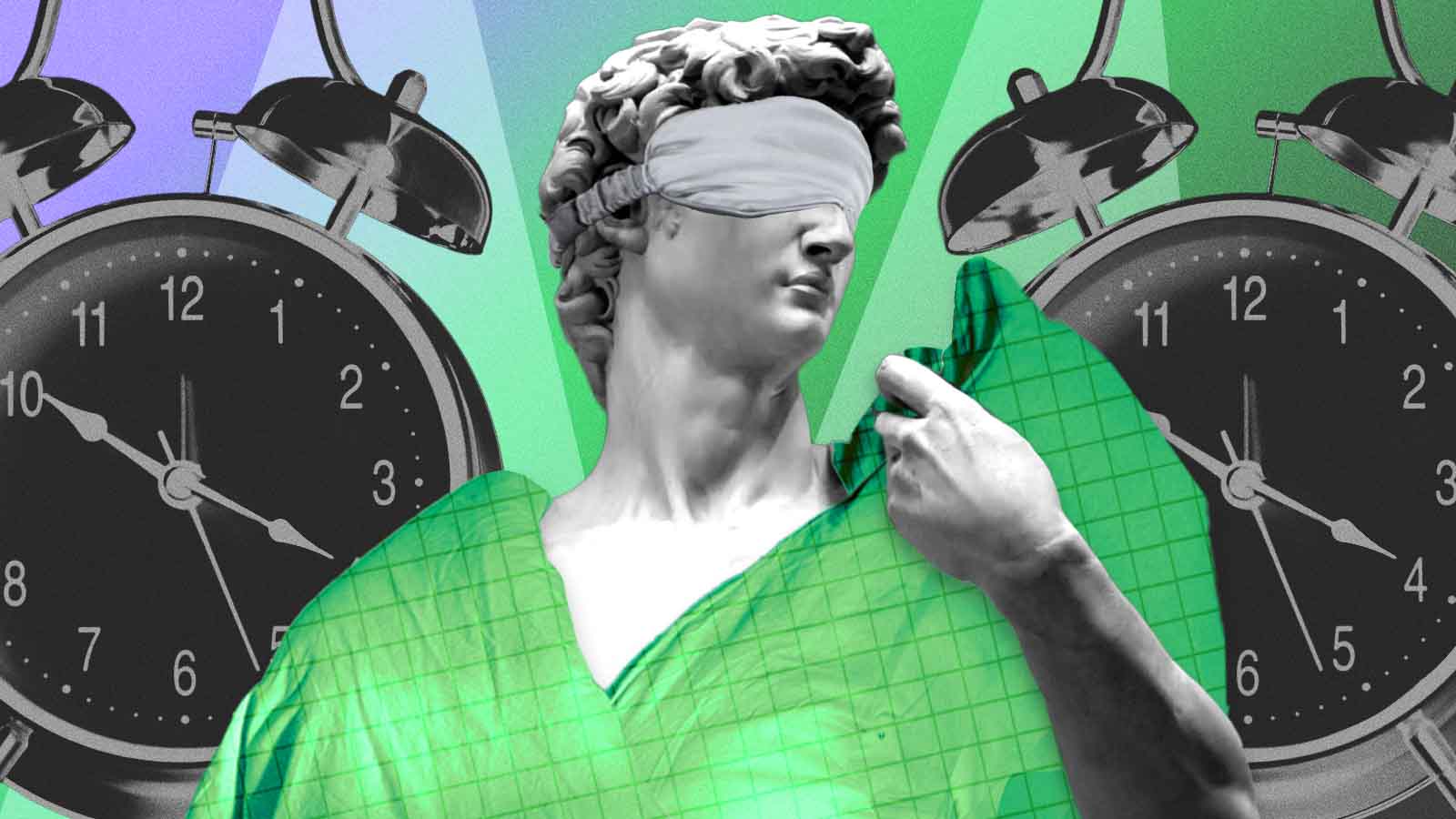 A imagem mostra uma estátua clássica masculina vendada, vestindo um roupão verde, posicionada entre dois grandes despertadores antigos. O contraste entre a figura de mármore e os relógios cria uma atmosfera surreal ligada a tempo, sono e consciência. A venda sugere desorientação ou falta de clareza, enquanto o roupão remete ao momento de acordar. O conjunto transmite temas como rotina matinal, privação de sono, dificuldade para despertar, relógio biológico ou impacto do tempo na mente e no corpo.