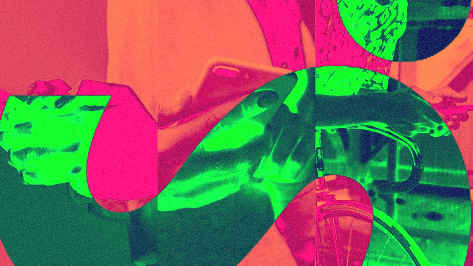 A imagem é um collage vibrante em verde e rosa, com recortes de uma pessoa usando o celular sobrepostos por números grandes (remetendo a “25”). Há fragmentos de contexto urbano — como bicicleta — e uma estética quase glitch/pop.