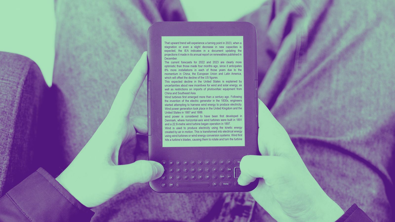 Mão segurando o kindle