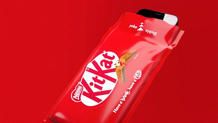 celular com embalagem do chocolate KitKat