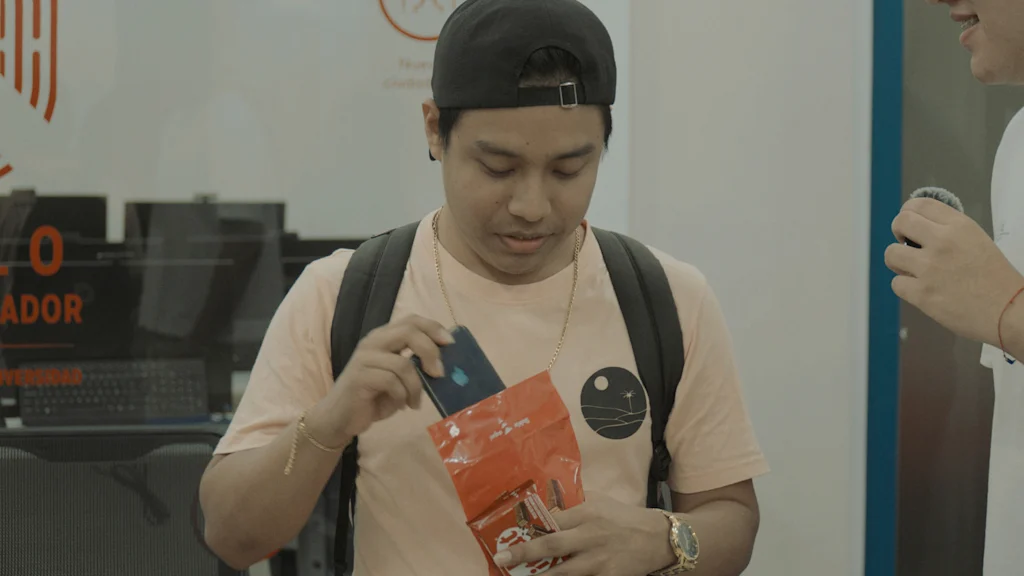 celular com embalagem do chocolate KitKat