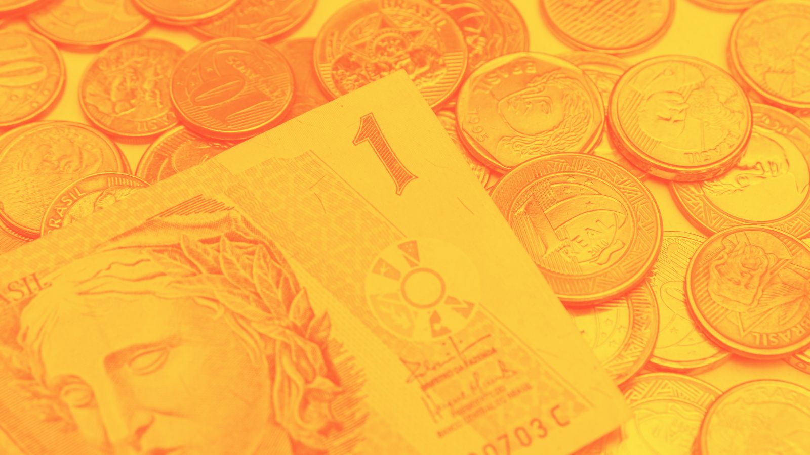 mesa oom nota de 1 real e moedas